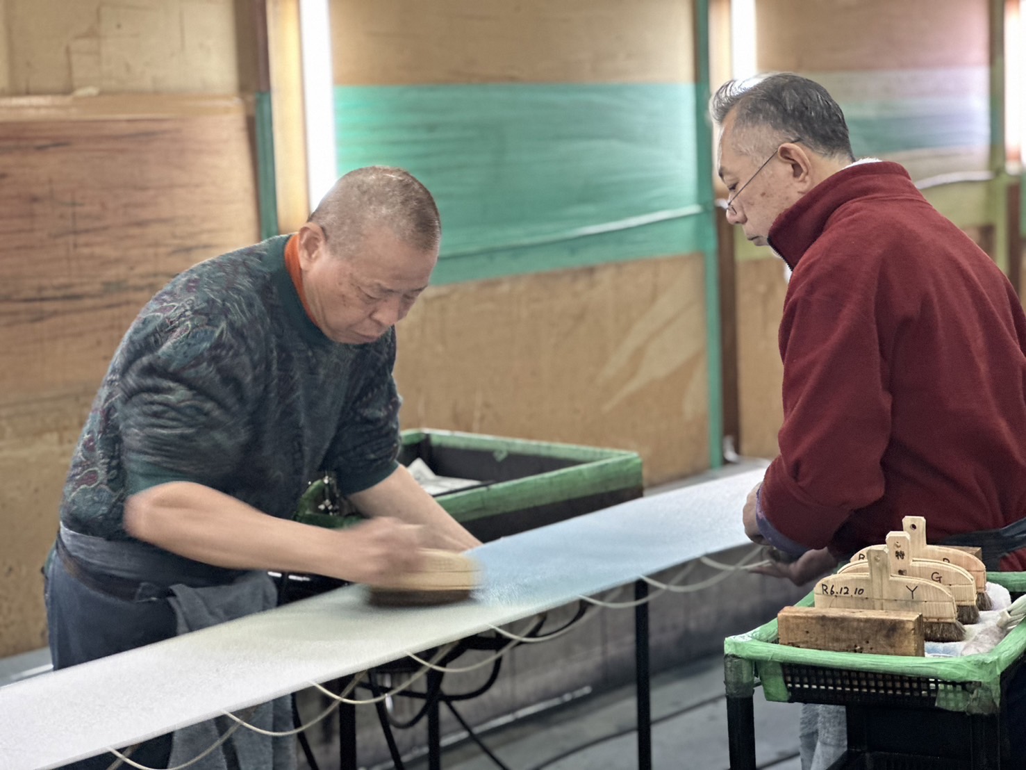 職人の染色作業